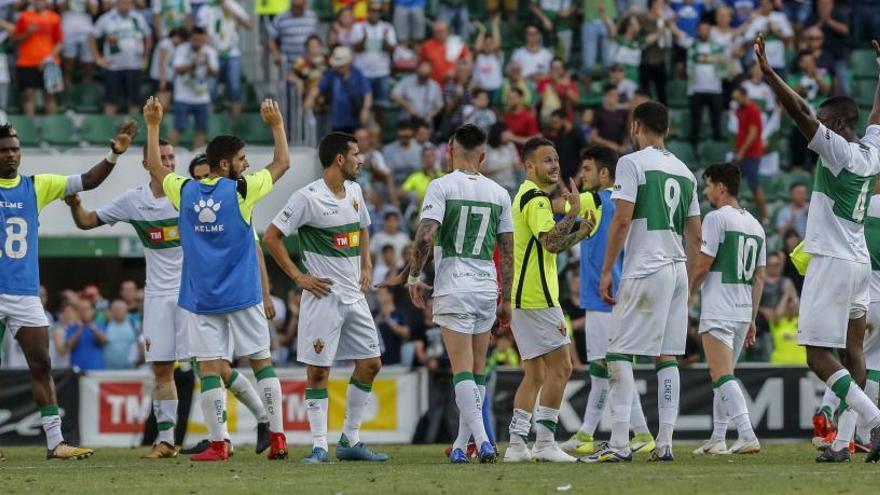 Los jugadores del Elche agradecen el apoyo de la afición tras la victoria del sábado frente al Villarreal B