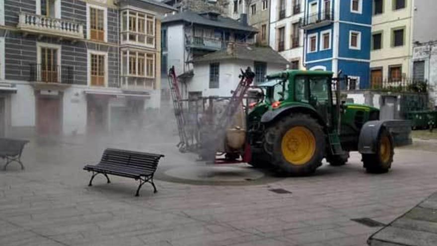 Tractores al frente de la limpieza en Valdés