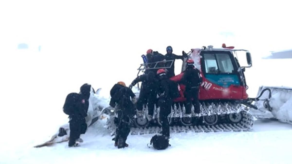 Los pisteros de la estación, aprovechando el cierre por viento, han realizado simulacros de rescate tras alud de nieve.