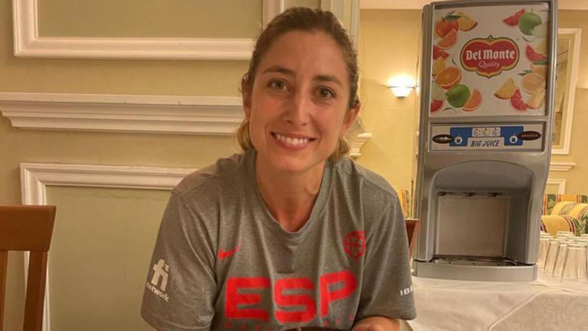 Leonor Rodríguez, con una tarta de celebración por su centena en la selección. | | FEB