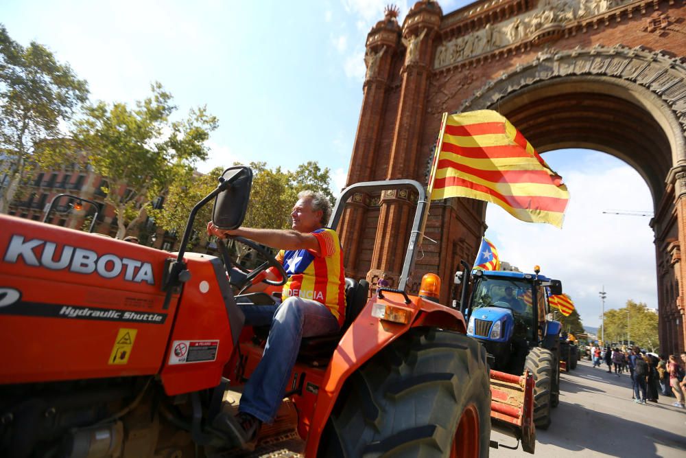 Tractors amb banderes independentistes a l'Arc de Triomf a Barcelona