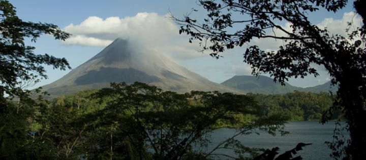 Situado en un bosque tropical de Costa Rica, este volcán, con el cráter a 1.700 metros de altura, es uno de los más activos del mundo