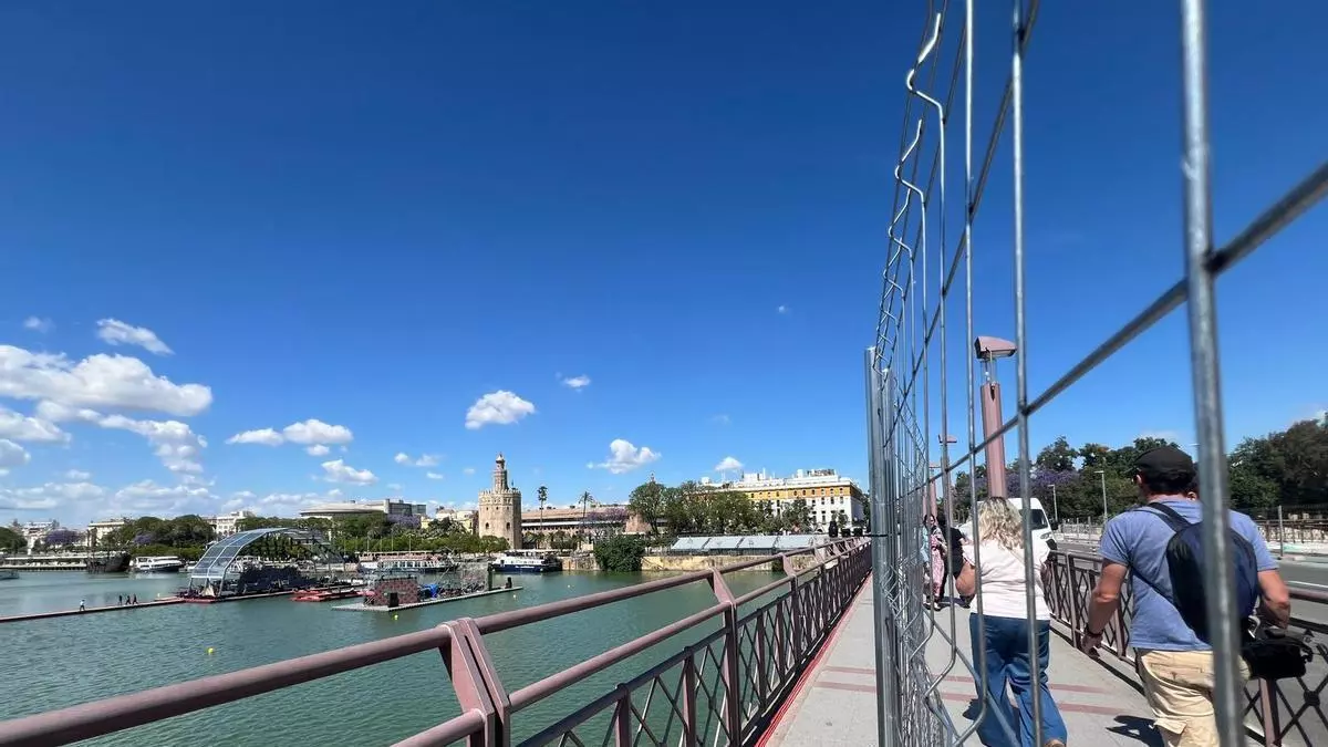 El Puente de San Telmo se adapta al concierto sorpresa de Netflix: doble vallado y reducción de un carril para los coches