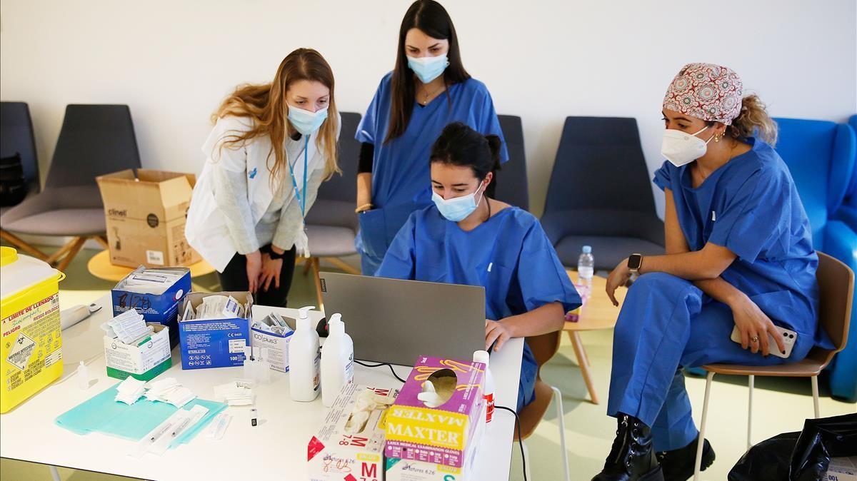 Enfermeras vacunan a profesionales de primaria de Barcelona, el jueves.