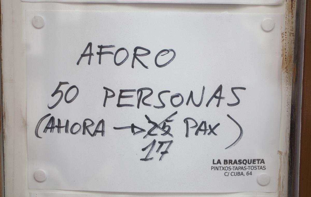 25 de febrero. El avance de las restricciones se reflejaba en los carteles anunciando el aforo permitido 25 de febrero. El avance de las restricciones se reflejaba en los carteles anunciando el aforo permitido