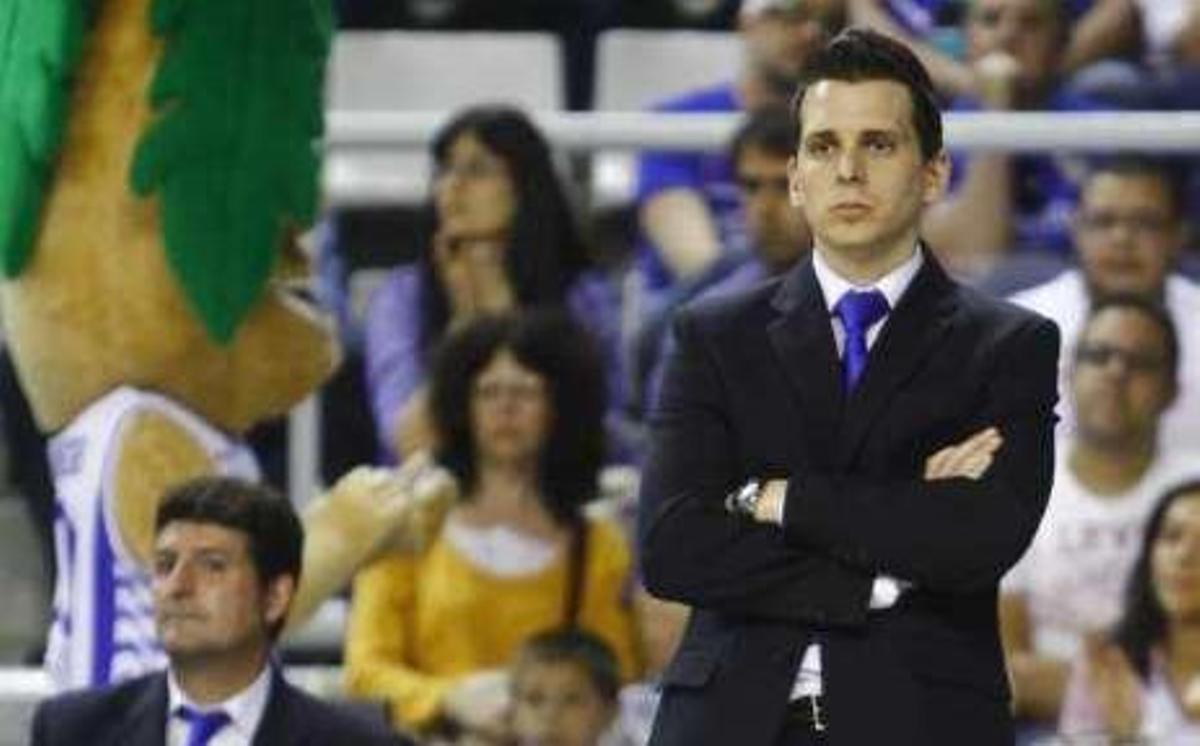 Rubén Perelló, con los brazos cruzados, durante el partido.