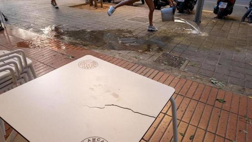Dramatischer Vorfall in Palma: Mann springt von Hochhaus und fällt auf Gäste einer Caféterrasse