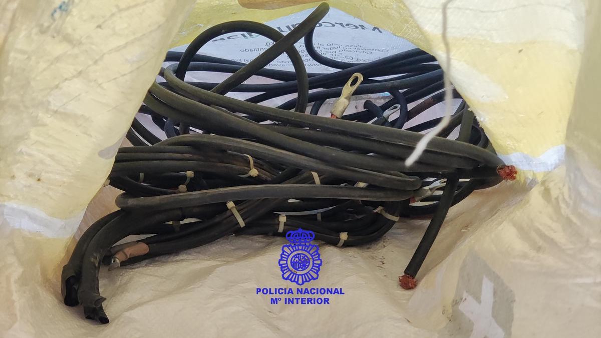 Algunos de los cables recuperados por la Policía Nacional