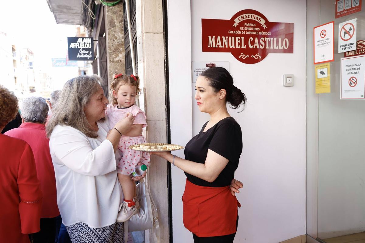 Los cacharritos, la magia y la barra anima las compras en una mañana de sábado calurosa