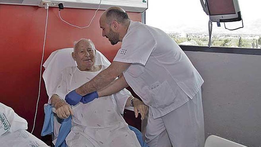 Imagen de archivo de un paciente crÃ³nico complejo atendido en el hospital de Son Espases.