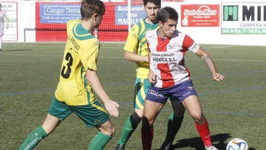 Un futbolista del Alondras protege el balón ante dos rivales. // S. Á.