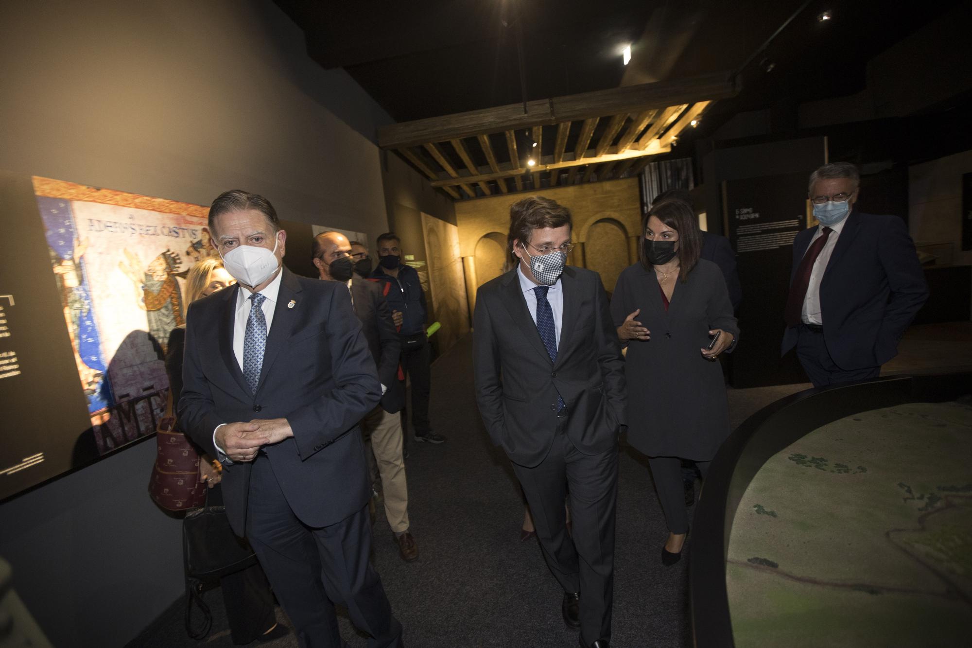 El alcalde de Madrid visita la exposición de LA NUEVA ESPAÑA "Camino Primitivo. Oviedo"