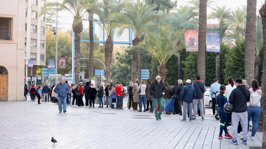 Cola desde las 6.30 horas por una silla para la cabalgata de los Reyes Magos en Alicante