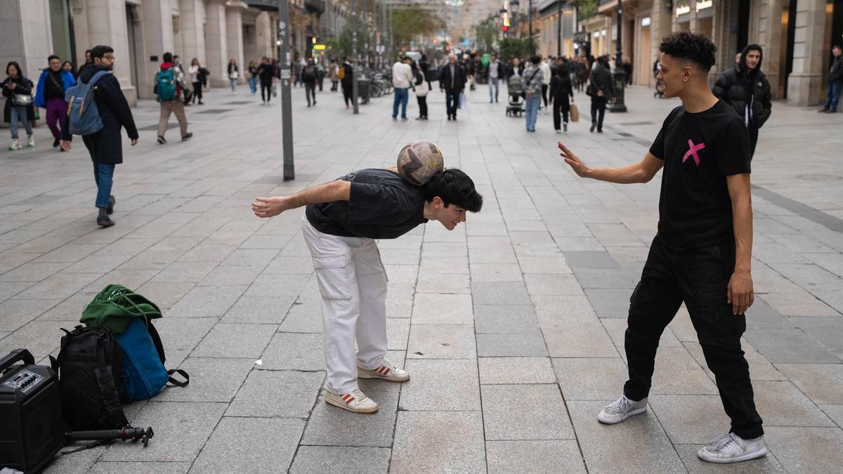 Moha reta a un transeúnte en uno de sus retos callejeros.