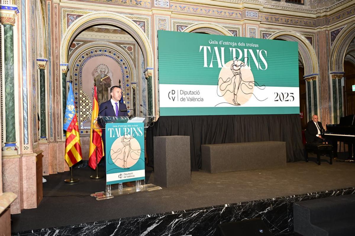La gala de los premios taurinos de la Diputación de Valencia con Roca Rey, en imágenes