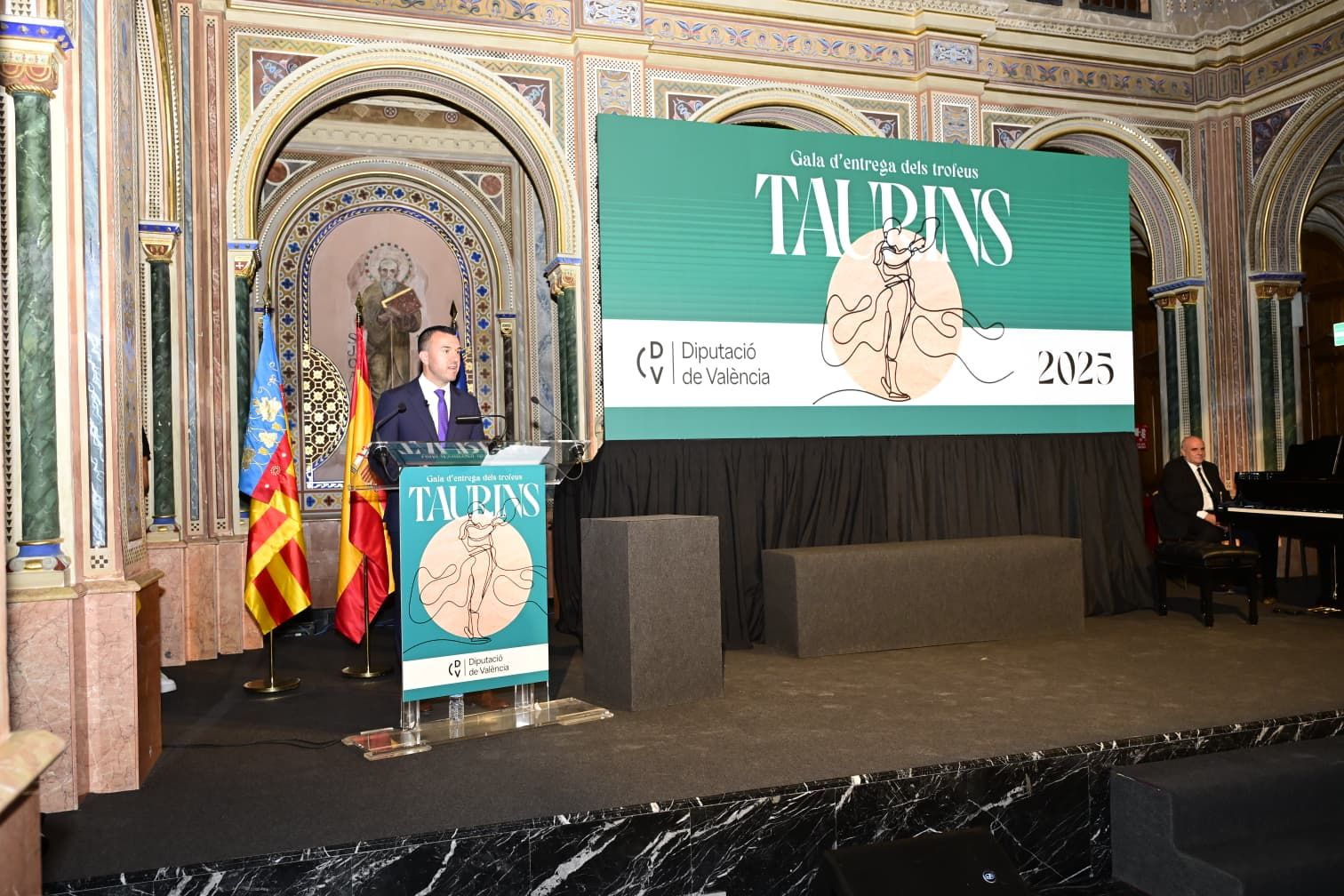 La gala de los premios taurinos de la Diputación de Valencia con Roca Rey, en imágenes