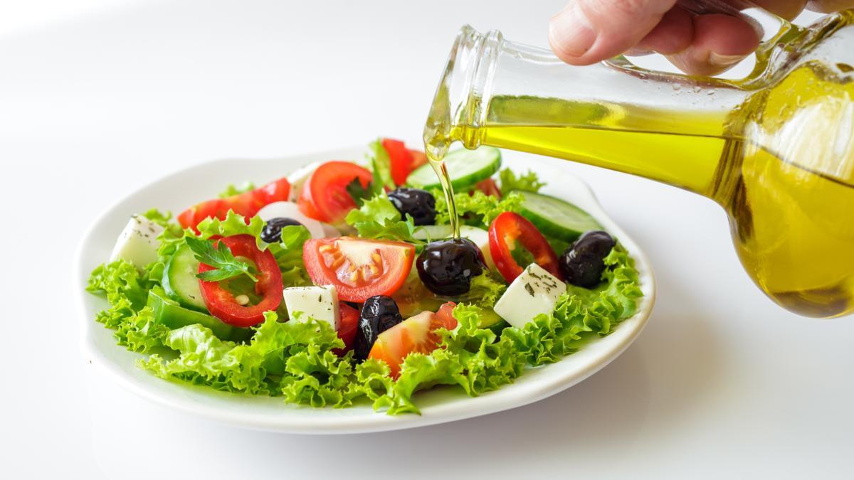Ensalada aliñada con aceite de oliva, un buen ejemplo de dieta mediterránea.