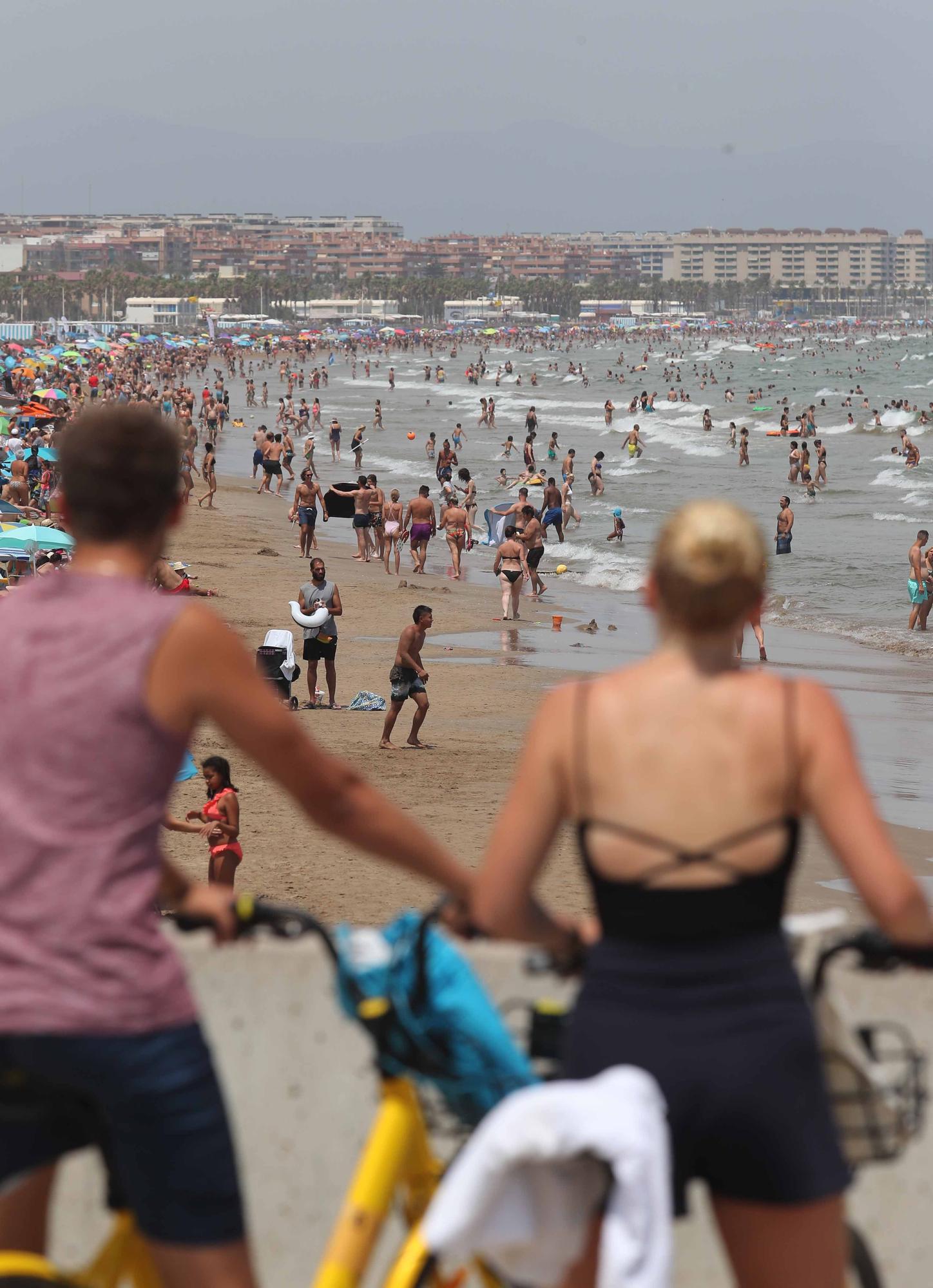 La playa y las terrazas, de nuevo, llenas