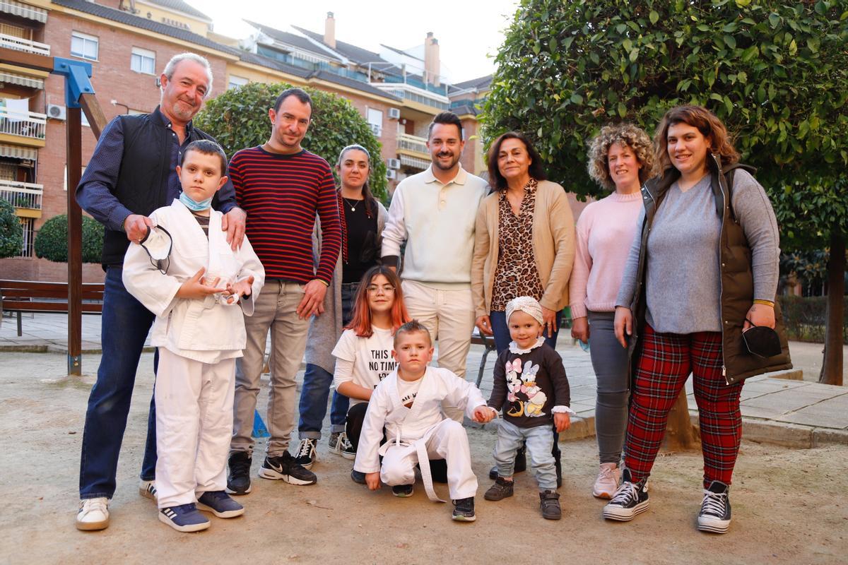 Gala, con sus padre, hermanos y otros familiares.