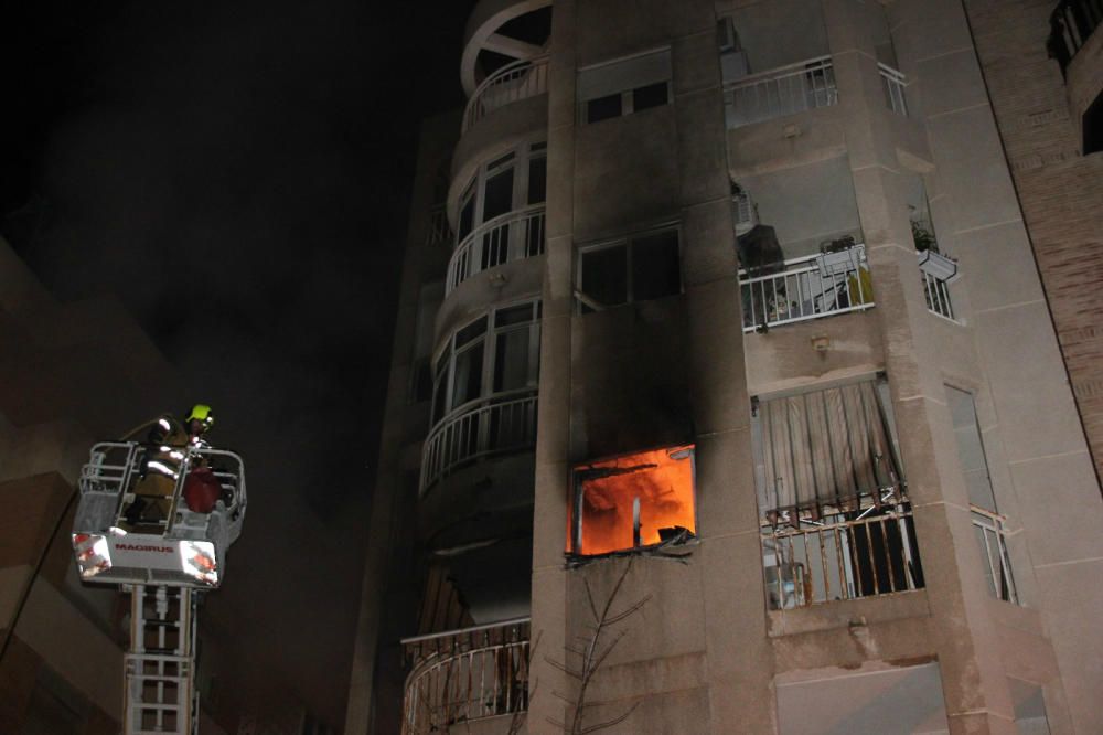 Bomberos de Torrevieja, Almoradí y Orihuela han intervenido para sofocar un incendio que ha obligado a desalojar el edificio de cinco plantas. Algunos vecinos han dejado el inmueble pasando por la azo