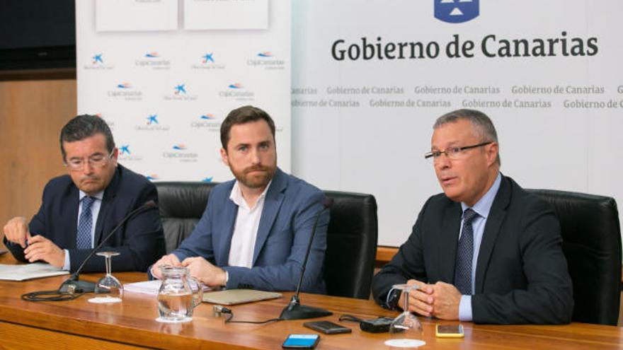 Juan Ramón Fuertes, Isaac Castellano y Alfredo Luaces ayer en la rueda de prensa para presentar el nuevo acuerdo.