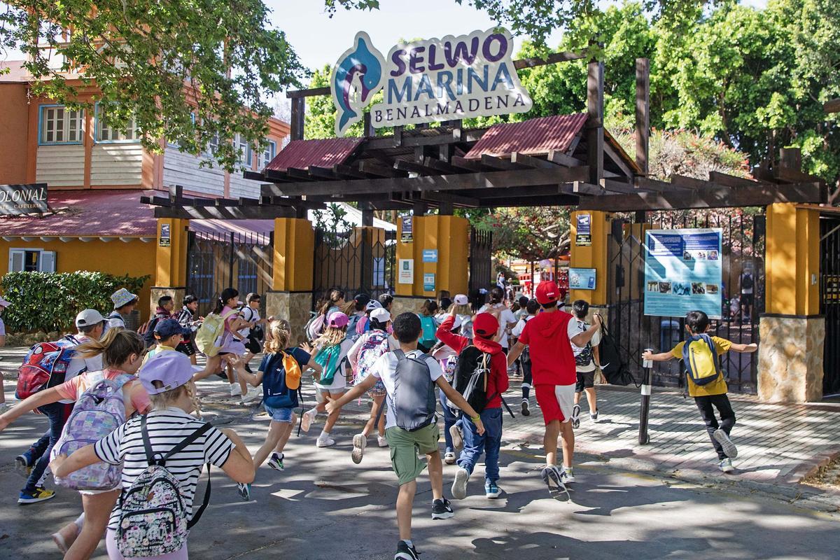 Jóvenes entrndo a Selwo Marina, Benalmádena