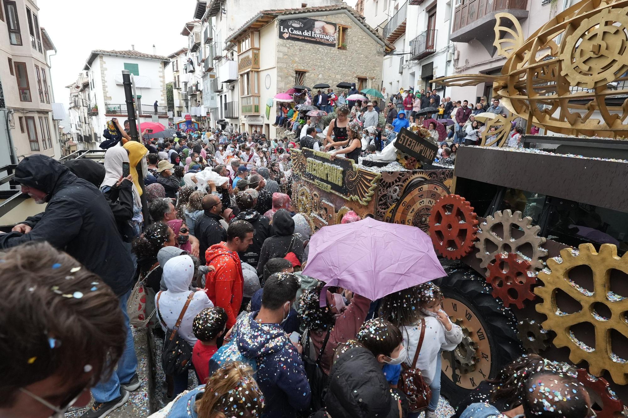 Búscate en el desfile de carrozas y disfraces de l'Anunci de Morella