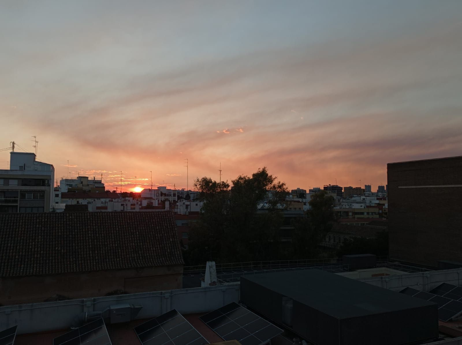 El humo del incendio de Bejís cubre València por segundo día