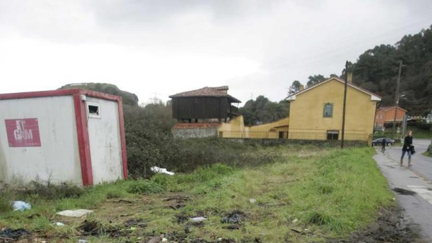 Basura junto al consultorio de Raíces