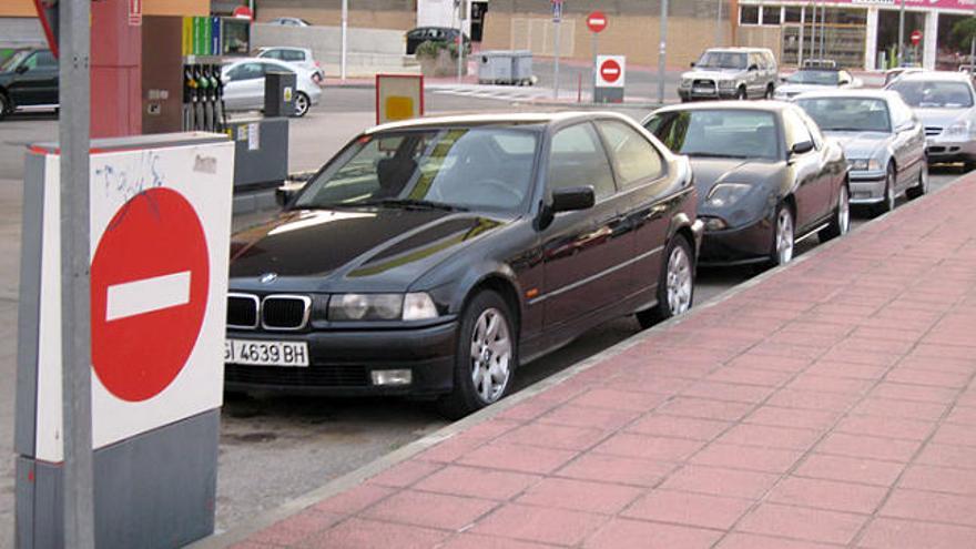 Els vehicles estacionats i exposats a l&#039;interior i a l&#039;exterior de l&#039;estació de servei.