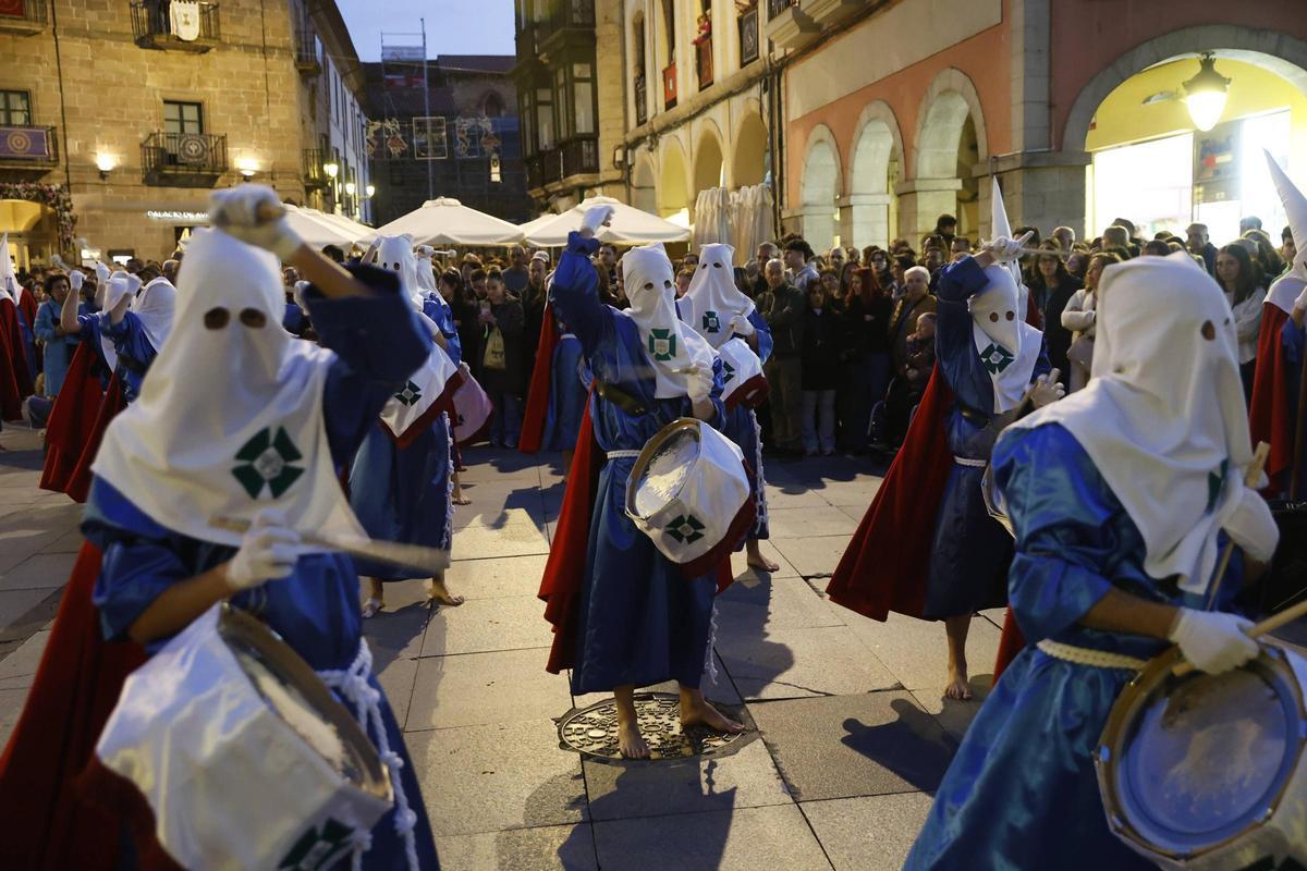 EN IMÁGENES: Avilés, a reventar en la procesión del Silencio