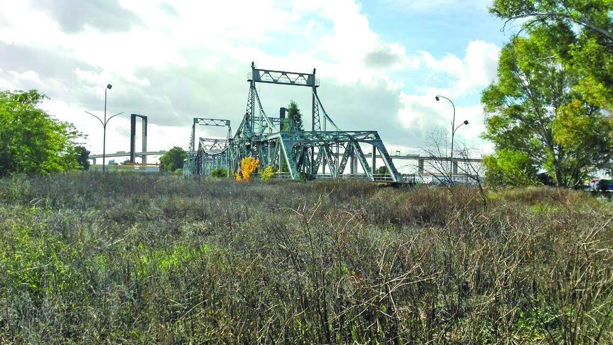 El puente lleva en este solar tantos años como el ‘apellido’ del rey Alfonso que le da nombre. / Fotos: Planuente