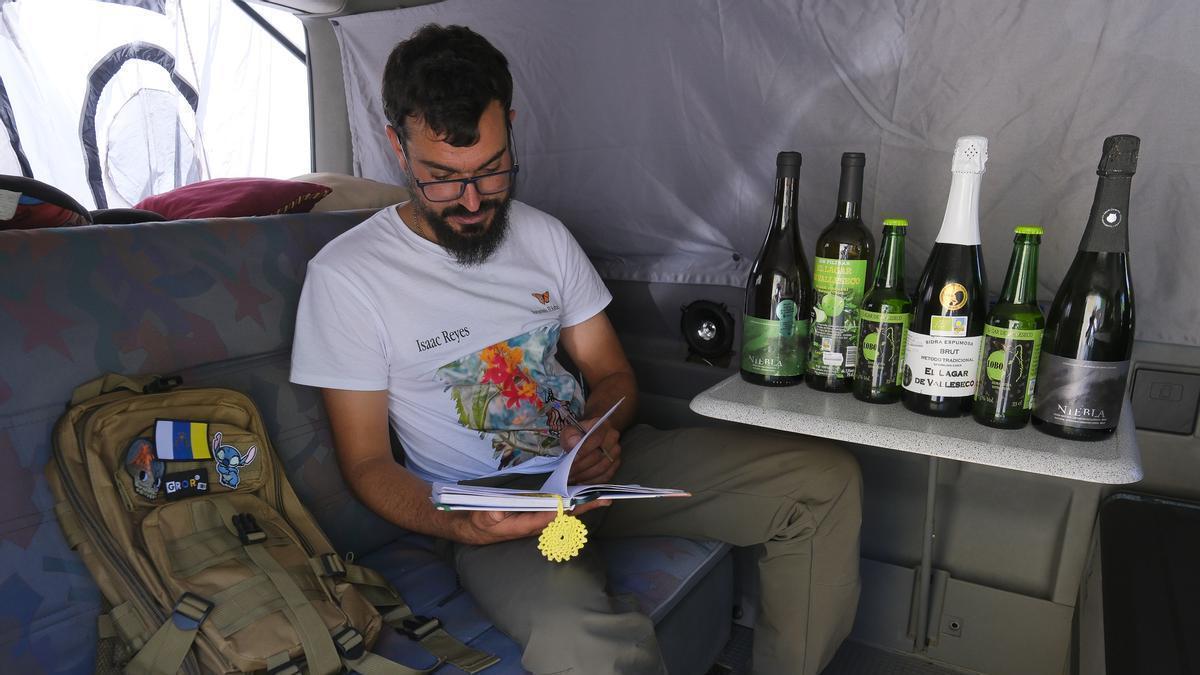 Isaac Reyes organiza los últimos preparativos de su viaje por Europa.