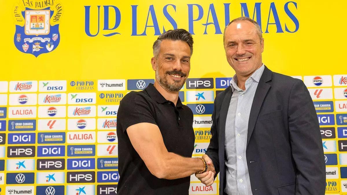 Rubén de la Barrera (izd.) da la mano a Luis Helguera, en el día de su presentación oficial como entrenador de la UD Las Palmas.