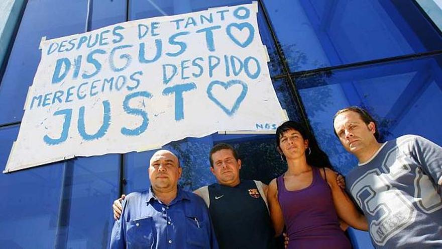 Trabajadores de la residencia Ulyss junto a un cartel en el que piden un despido &quot;justo&quot;