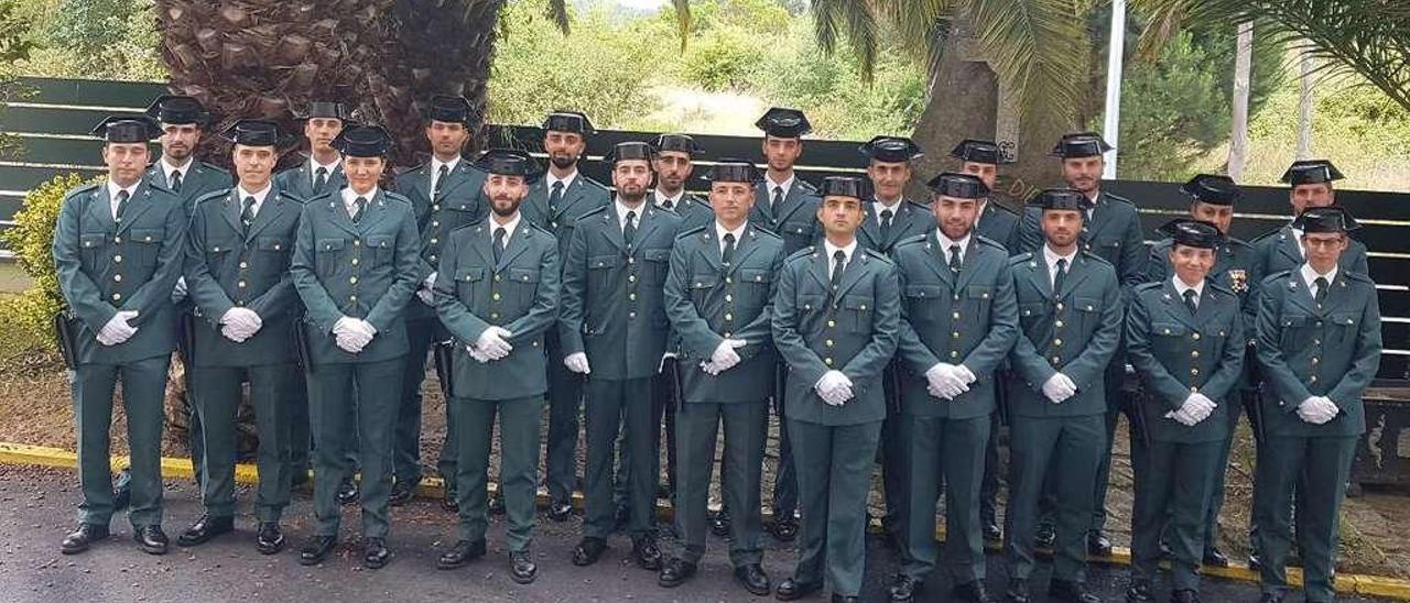 Los 23 guardias civiles en prácticas de Ourense se presentaron ayer en la Comandancia. // GC