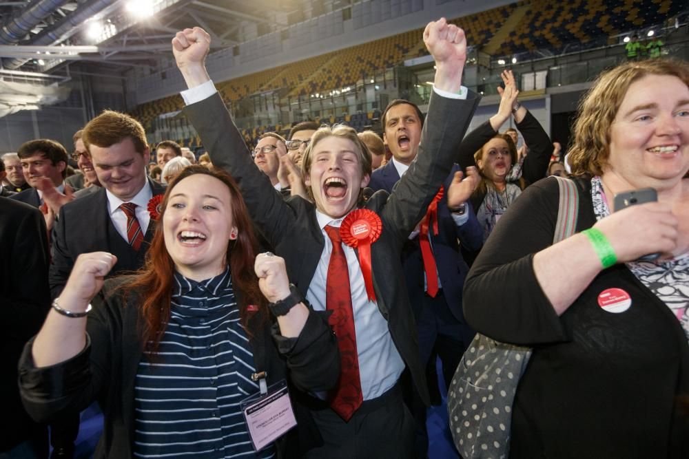 Partidarios laboristas reaccionan mientras Paul Sweeney es anunciado como el nuevo diputado para Noreste de Glasgow para las elecciones parlamentarias británicas.