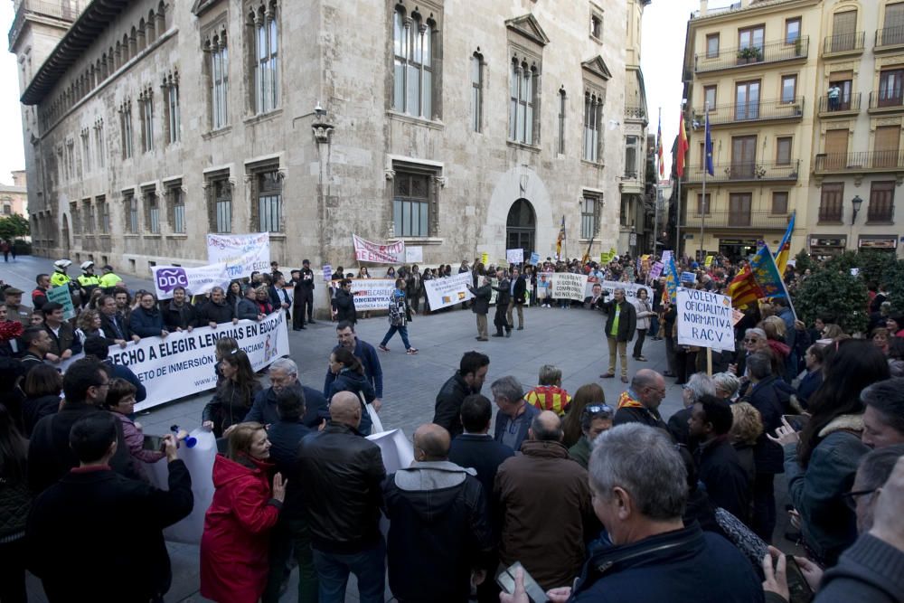 Manifestación en València contra el plurilingüismo