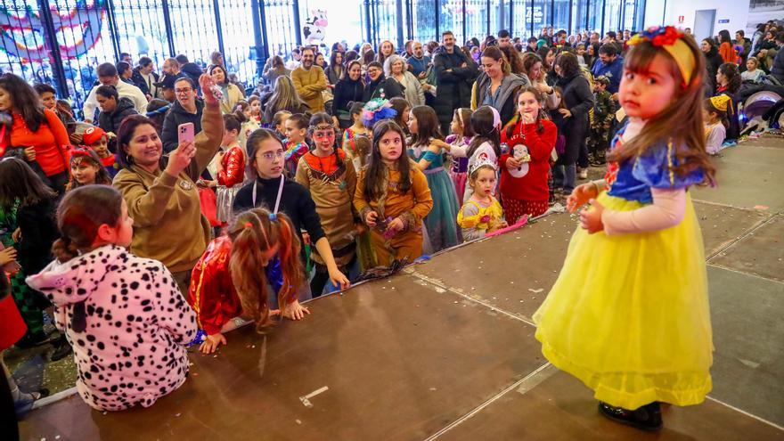 Un abarrotado baile infantil en Vilagarcía como antesala al día grande del carnaval