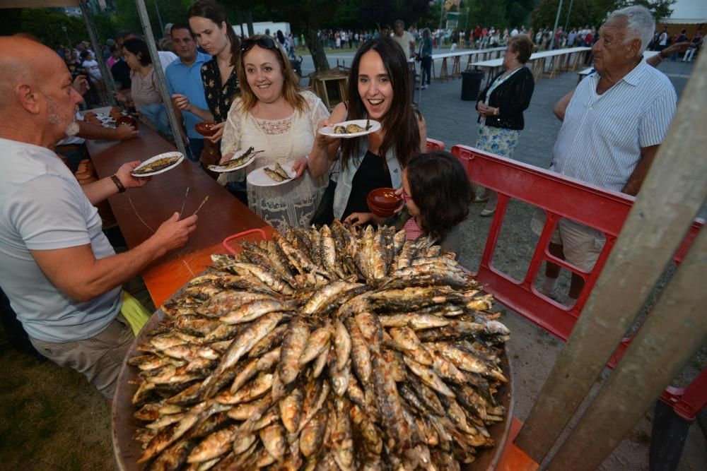 Cientos de personas de toda la comarca acudieron al recinto de A Reiboa para celebran San Xoán entre sardinas, atracciones y fuego.