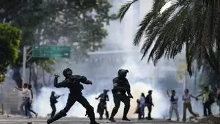 Un muerto en las violentas protestas que cuestionan la victoria de Maduro