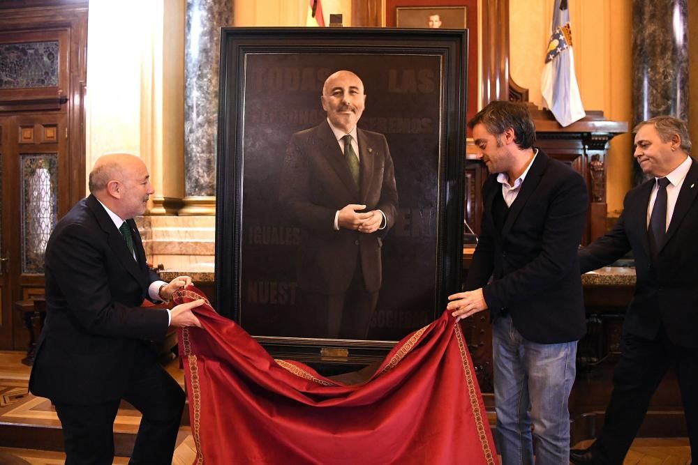 El exalcalde Javier Losada recibe su retrato en un acto en María Pita