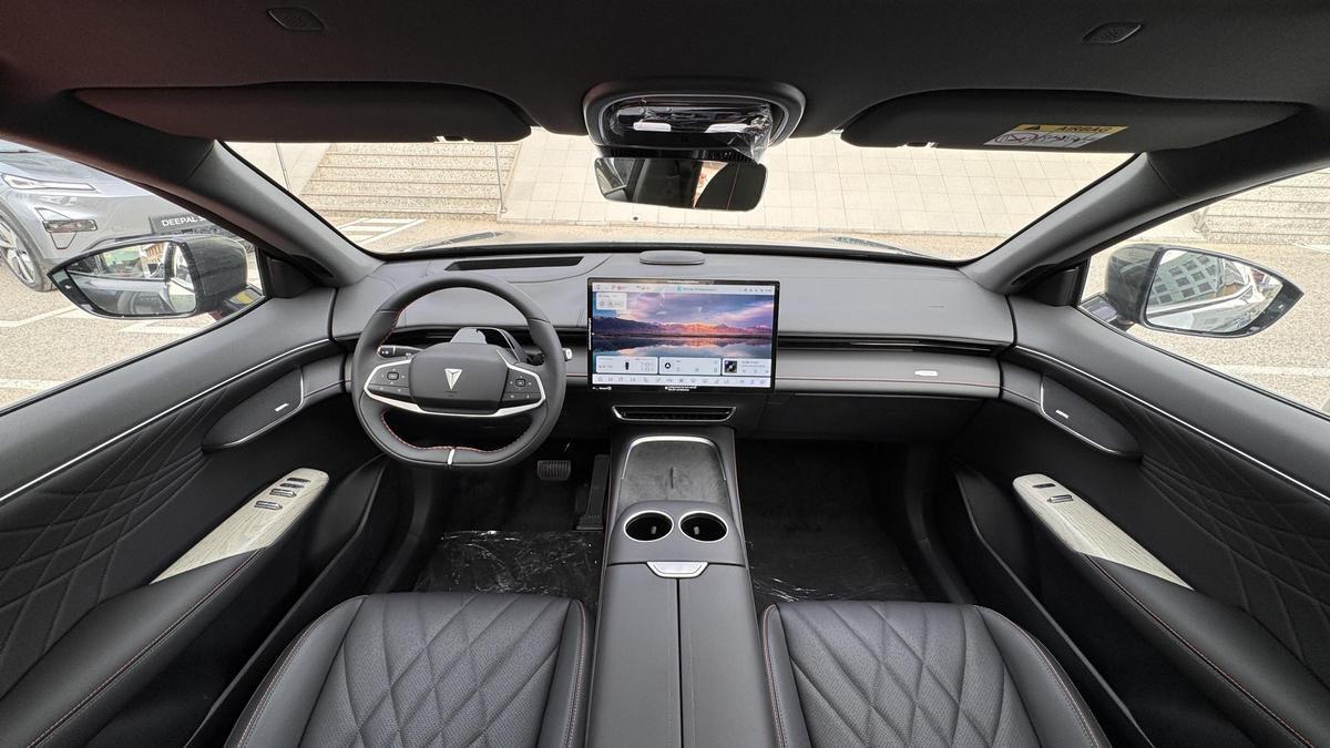 Ambos modelos incorporan un completo paquete de asistentes ADAS, pantallas centrales giratorias de gran formato