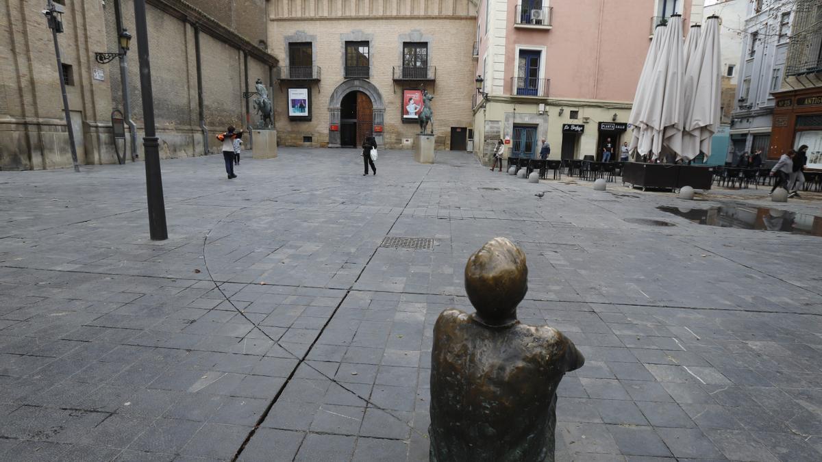 Esta escultura en la plaza San Felipe mira al cielo como si la Torre Nueva siguiera en pie.