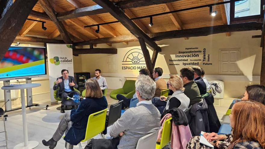 Juan Antonio González Ponte, director de Agenda 2030 y Daniel Salas, presidente del Club de Calidad, ayer, en la apertura institucional de la jornada en Maqua. | C. C.