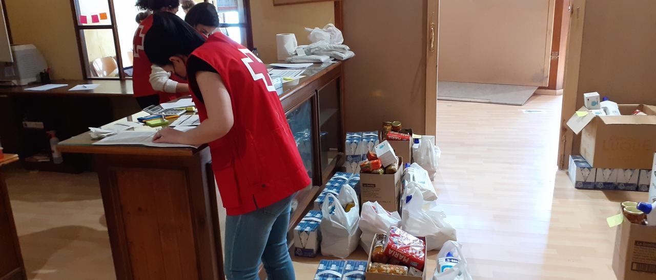 Miembros de la asamblea local de Cruz Roja en Crevillent preparando lotes de alimentación