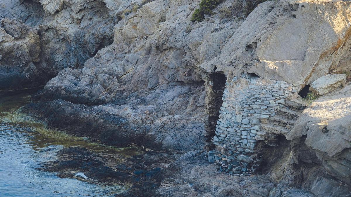 Un dels espais escollits per Ernest Costa és la barraca de la Cativa, a la zona del cap de Creus, al Port de la Selva.