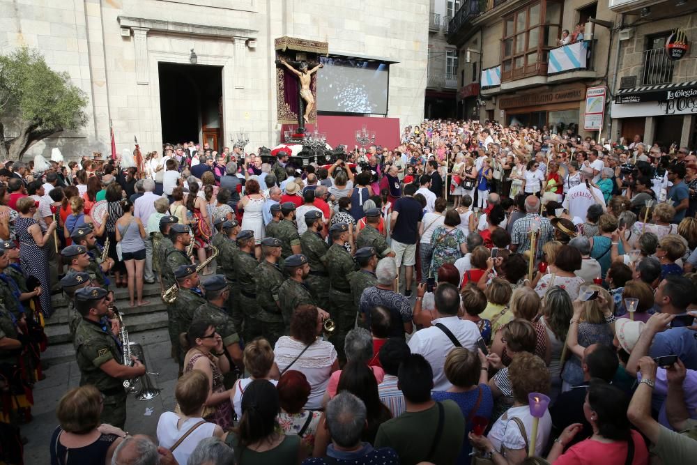 Miles de fieles acompañan a la imagen del nazareno en la tradicional procesión por el centro de la ciudad con principio y final en la Colegiata.