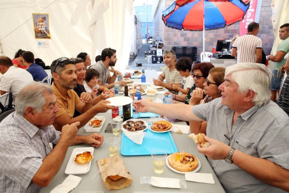 La XVII edición de la Festa do Marisco dijo adiós ayer con largas colas y miles de raciones vendidas.