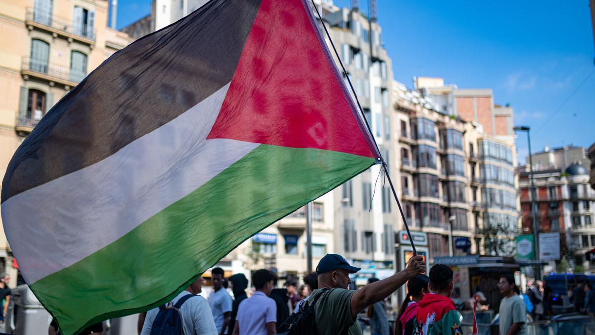 Una persona con la bandera palestina durante una manifestación en Barcelona